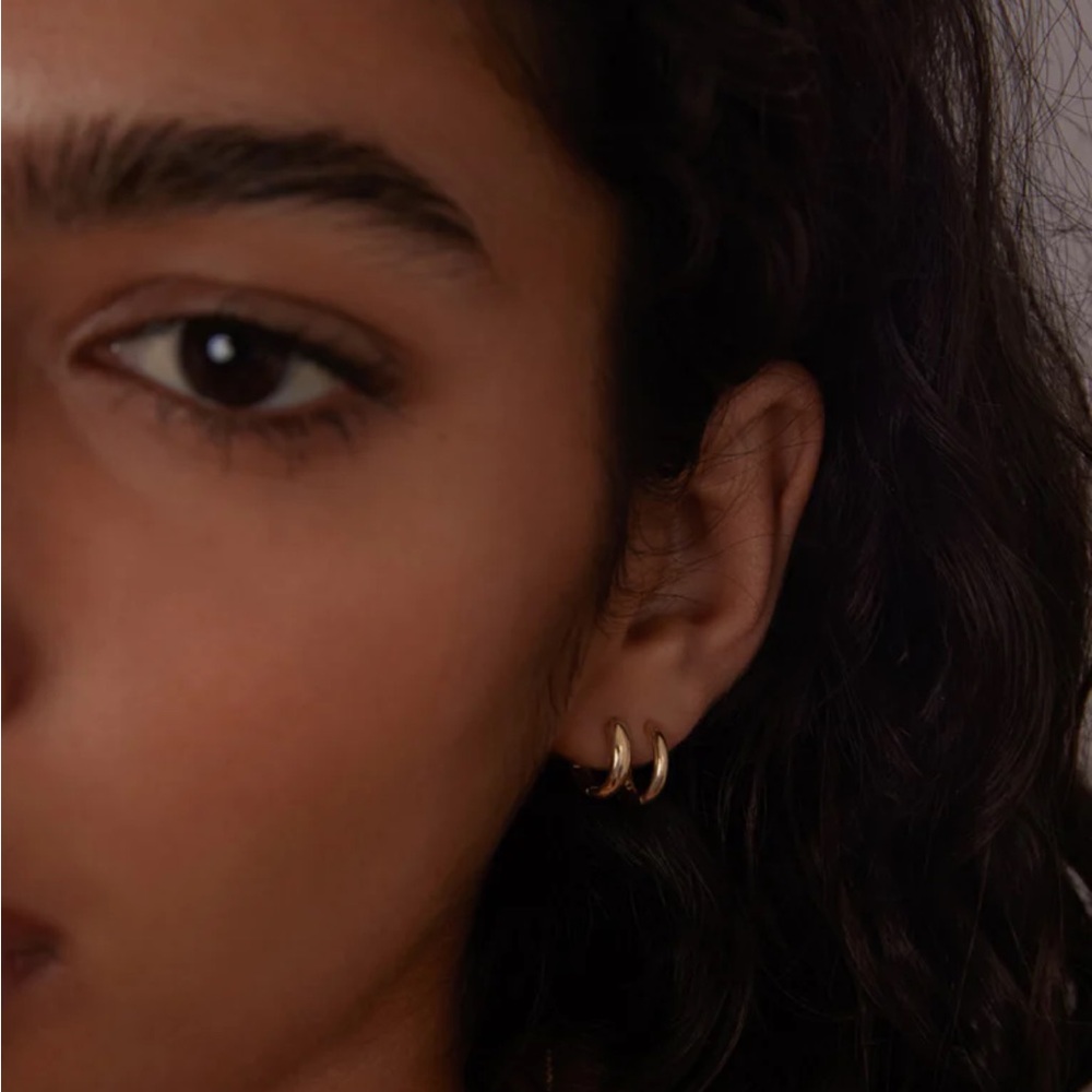 Kinn Petite Huggie Earrings